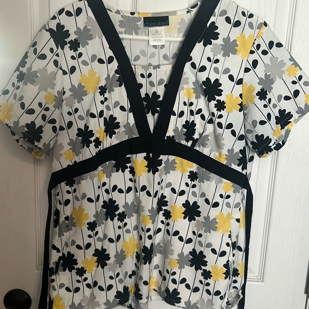 Cherokee black yellow gray floral tie back side pocket scrub M